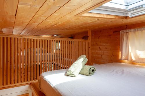 a bedroom with a bed in a wooden cabin at Bali House in Peypin