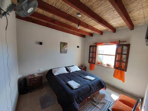 a bedroom with a bed and a window at Casa Manipa -3 dormitorios in Cafayate