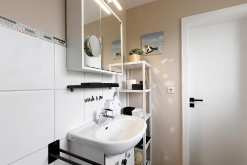 a bathroom with a sink and a mirror at Seeluft direkt am Wasser in Reichenau