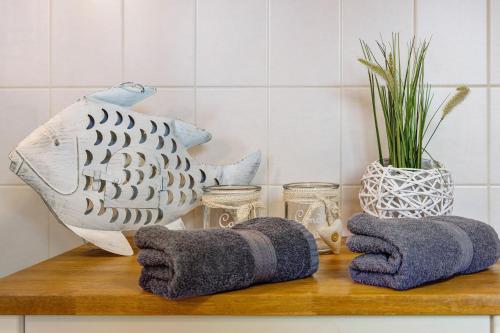 a counter with two mittens and a vase with a plant at Weserberglandblumen in Bad Pyrmont