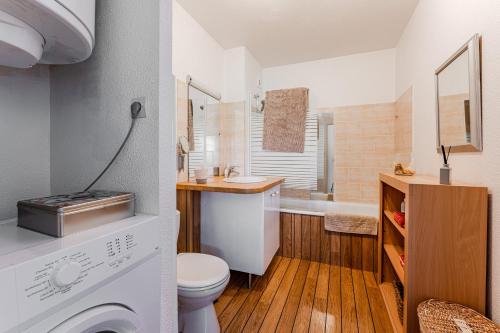 un pequeño baño con inodoro y lavabo en Petitbuch, en La Teste-de-Buch