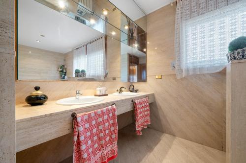 a bathroom with a sink and a mirror at Vila Roser in L'Ametlla de Mar