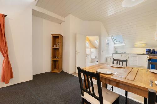 a kitchen and dining room with a wooden table and chairs at Alte Stadtvilla in Neuwied