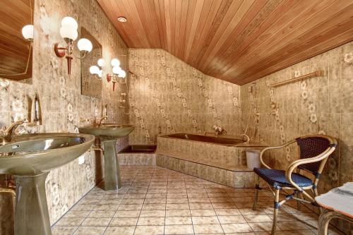 a bathroom with a tub and a sink and a bath tub at Villa Galerie in Hohenwart