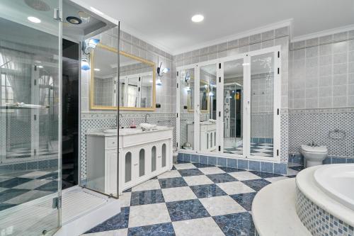 a bathroom with two sinks and a shower at Villa Soraida in Ítrabo