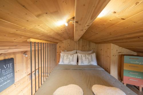 a small room with a bed in a wooden cabin at Petit Chalet Cosy in Combloux
