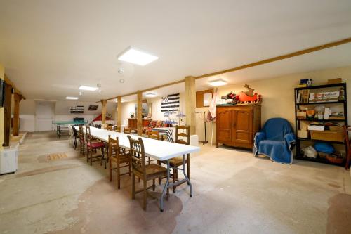 ein Esszimmer mit einem langen Tisch und Stühlen in der Unterkunft Gite l'hermine in Cast