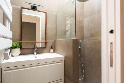 a bathroom with a sink and a shower at Horizonte Sur in Binibeca