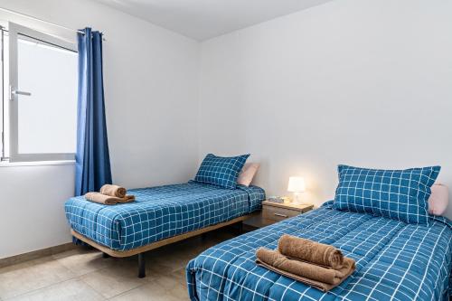 a bedroom with two beds and a window at Barlovento Apartment in Playa Honda