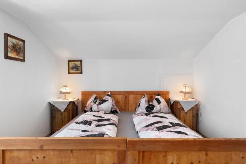 two twin beds in a room with two lamps at Haus Prossliner in Tesimo