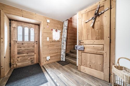 a room with wooden walls and a large door at Le Chat Perché in Bernex
