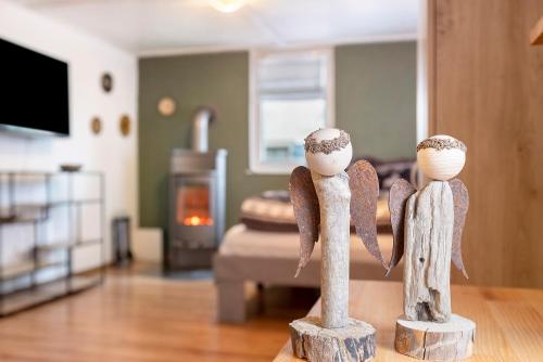 a couple of wooden statues in a living room at Ferienwohnung Donauherz in Stetten
