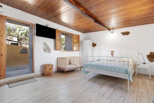 a bedroom with a bed and a large window at Hogar vacacional Maya in Santa Maria de Guia de Gran Canaria
