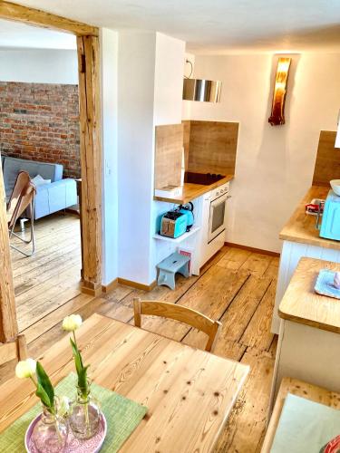 a kitchen and a living room with a table and a kitchen at Ferienhaus bei Juste in Schotten