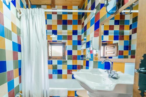 a bathroom with a sink and a tub at El Colono El uncar in Castrejón de la Peña
