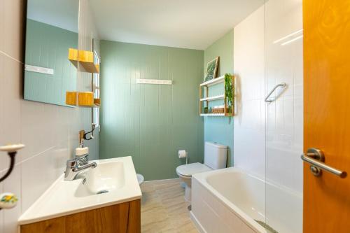 a bathroom with a sink and a toilet and a tub at Rincon de Almerimar Palm Beach Golf in Almerimar