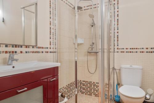 a bathroom with a shower and a toilet and a sink at Bungalow El Caserío De Merengue in San Bartolomé