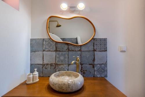 a bathroom with a bowl sink and a mirror at Alte Com Amor in Alte