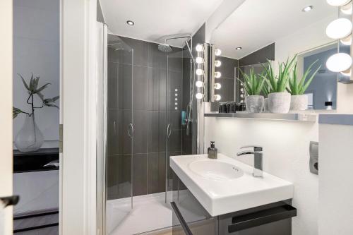 a bathroom with a sink and a shower at Casa Schneck in Longkamp