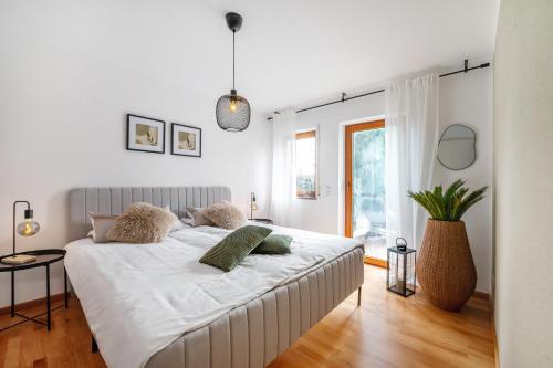 a white bedroom with a large white bed with pillows at Casa Schneck in Longkamp