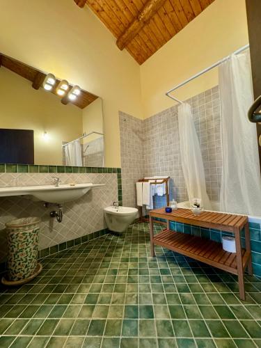 a bathroom with a sink and a tub and a toilet at Oasi di relax in Noto