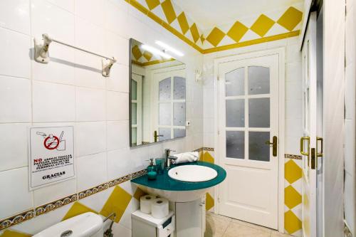 a bathroom with a sink and a mirror at Casa Los Caideros in Los Caideros