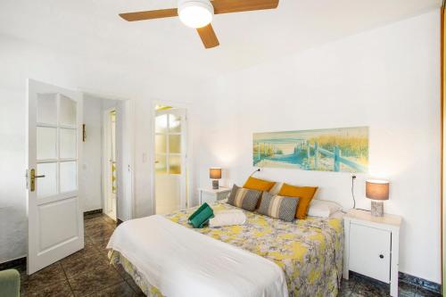 a bedroom with a bed and a ceiling fan at Casa Los Caideros in Los Caideros