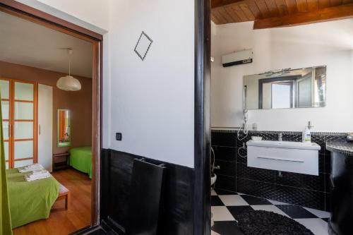 a bathroom with a sink and a mirror at Mini Appartamento verde in Gallipoli