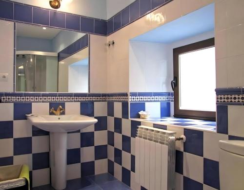 a bathroom with a sink and a mirror at Las Frascuelas Habitaciones in Almajano