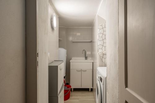 a small kitchen with a sink and a refrigerator at La casina di Kino in Lucca
