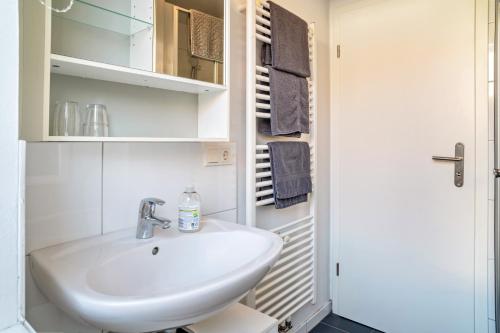 a bathroom with a white sink and a mirror at Wohnung 2 in Wallhausen