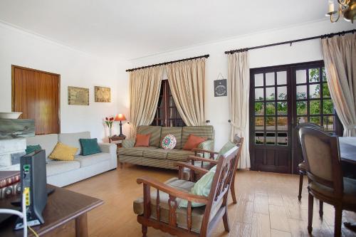 Gallery image of Mita's Country House in Almagreira