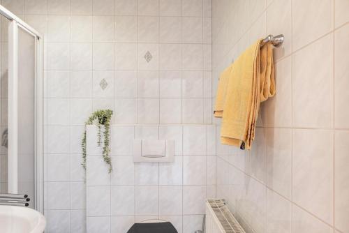a white bathroom with a toilet and a sink at Pension Stilletal - Springstille in Springstille