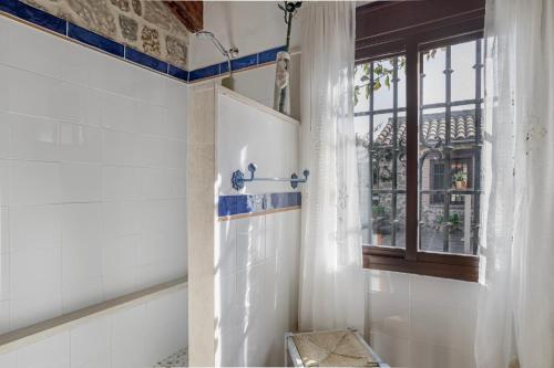 a bathroom with a toilet and a window at Casas Alfonso y Laura in Conil de la Frontera