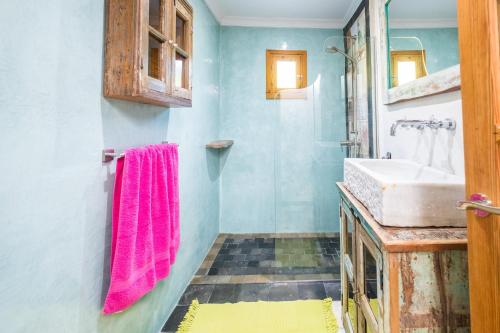 a bathroom with a sink and a mirror at Casa de Gertrudis in El Palmar