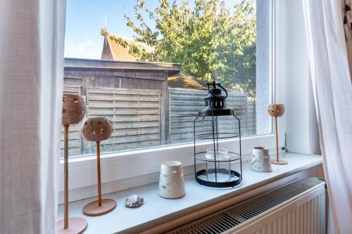 a window with some objects on a window sill at Insel Koje 1 in Fehmarn