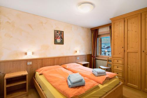 a bedroom with a bed with two towels on it at I Mini Appartamenti in Livigno