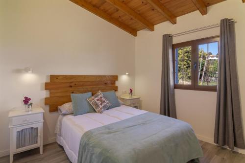 a bedroom with a large bed and a window at Los Barranquillos in Las Palmas de Gran Canaria