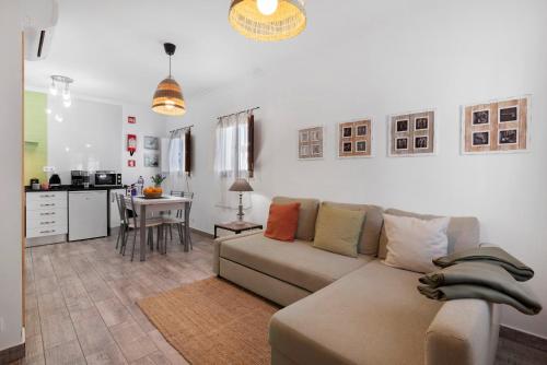 a living room with a couch and a kitchen at Casa Do Alto in Tavira