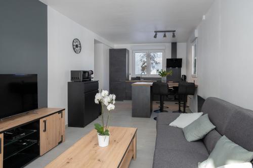 Kitchen o kitchenette sa Chalet les Iris