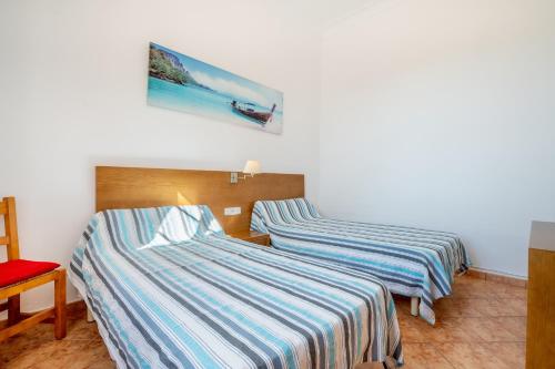two beds in a hotel room with at Ses Comes de Son Cladera in Manacor