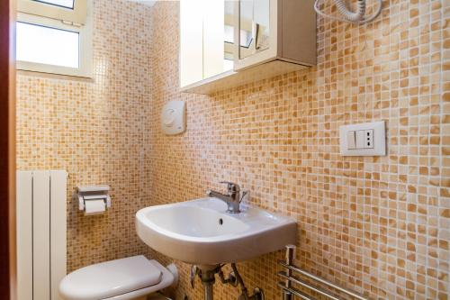 a bathroom with a sink and a toilet at Acqua in Follonica