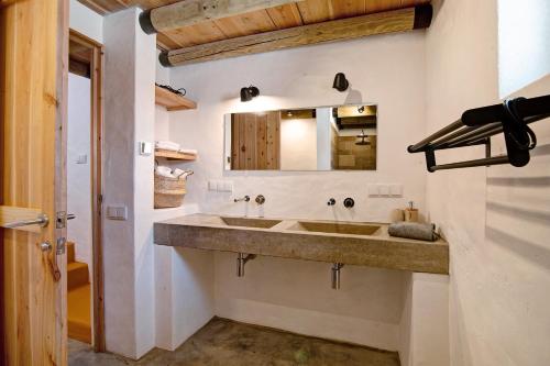 a bathroom with a sink and a mirror at Casa Osga in Moncarapacho