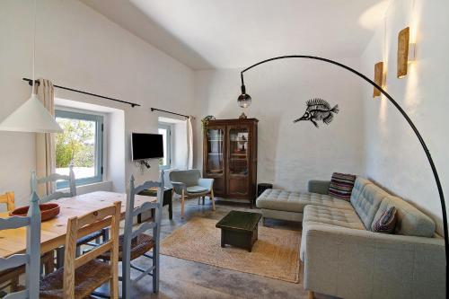 a living room with a couch and a table at Casa Osga in Moncarapacho