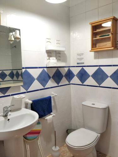 a bathroom with a toilet and a sink at Casa Lagoa Mar in Costa de Santo André
