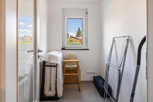 a room with a door and a window and a shelf at Schmuckstückchen in Hilzingen