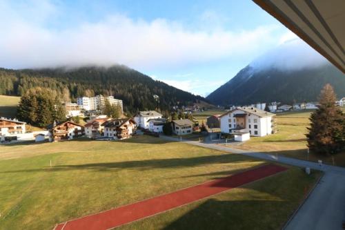 a view of a town with a mountain in the background at Apartment Bünda in Davos