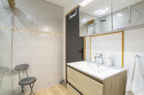 a bathroom with a sink and a mirror at La Cabane in Combrit