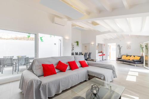 a living room with a gray couch with red pillows at Bennu in Calpe