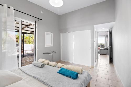 ein Schlafzimmer mit einem großen Bett in einem Zimmer in der Unterkunft Villa Jimmy's Katomeri 2 in Meganisi